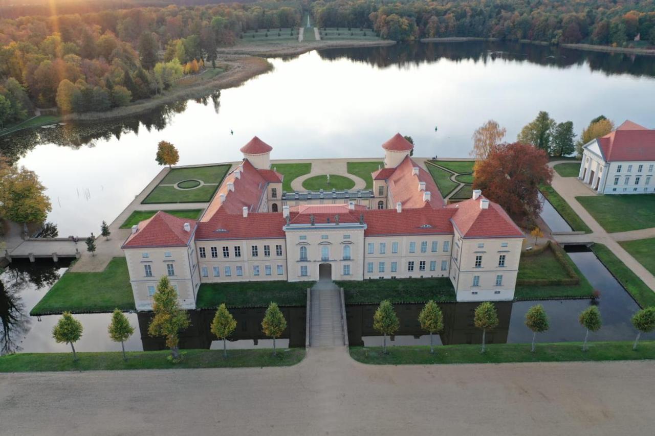 Loggiahaus Am Schloss, 5 Ferienwohnungen, Teils Mit Schloss- Und Seeblick Rheinsberg Exterior photo